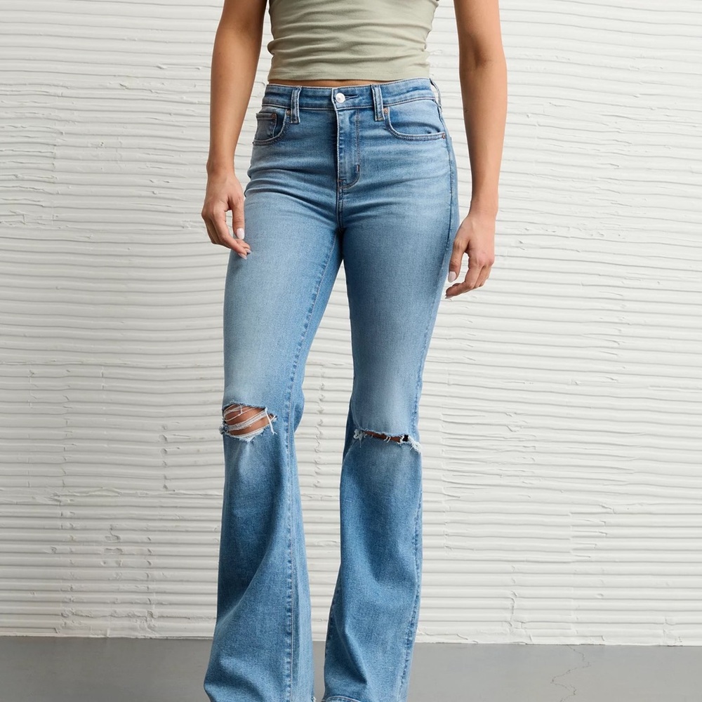 AE Size 6. Next Level Ripped Super High-Waisted Flare Jean. Color: Light Vintage